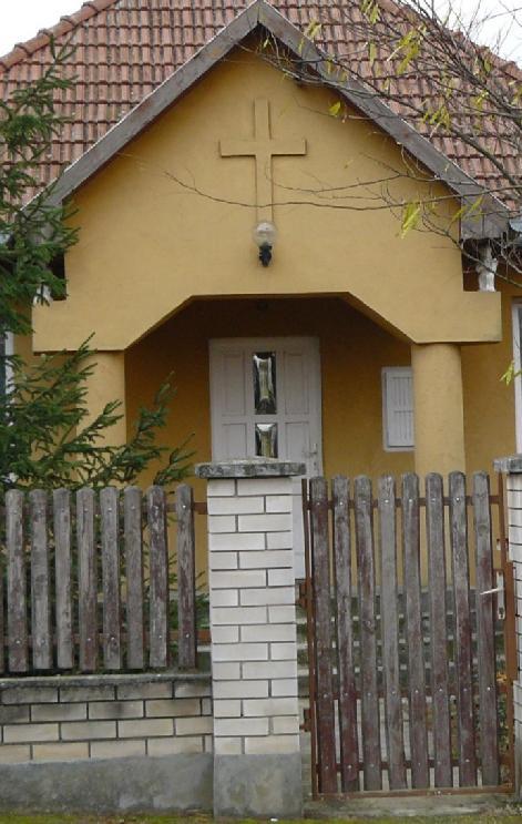 A hagyományos nyílászáró kialakítás figyelhető meg az érintett településrészen, a két szárnyú, jellegzetesen két vagy háromosztatú ablakok.