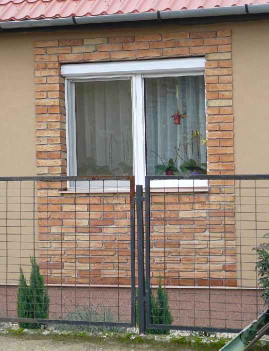 létesíthető, a nyílászáróval megegyező színben.