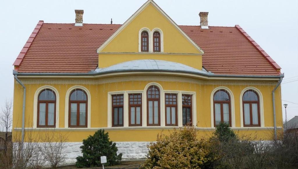 A túldíszített, túlszínezett épület hamar elveszíti érdekességét, utána zavaróvá válhat a településképben.