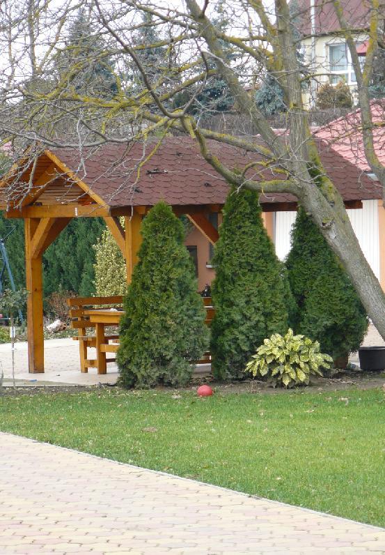 Kertek A kert az épülethez szorosan tartozó, azzal egyenértékű, élettér erősítő hatású természeti környzet.