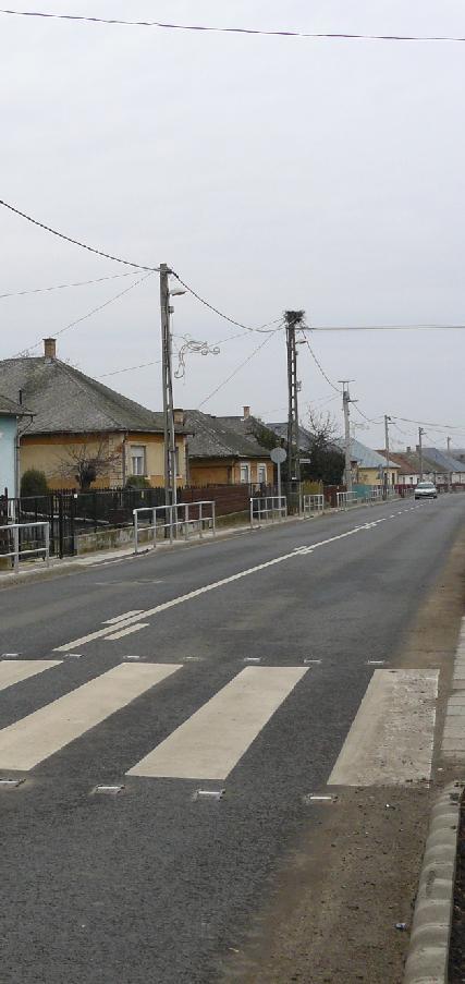 adottságokhoz és az építészeti elemekhez.