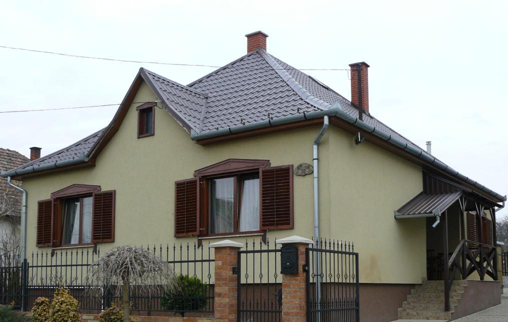 50 Jó példák bemutatása Ép ü le te k, é p íté sz e ti ré sz le te k ( a jtó k, a b la k o k, to rn á c o k, a n yag h a sz ná la t, sz ín e k, h o mlo k za tk é p zé s) k e ríté se k, k e rt e k z ö