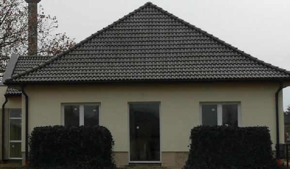 A színek használata és az alkalmazott anyagok egyszerűek, de mégis egységes képet mutatnak.