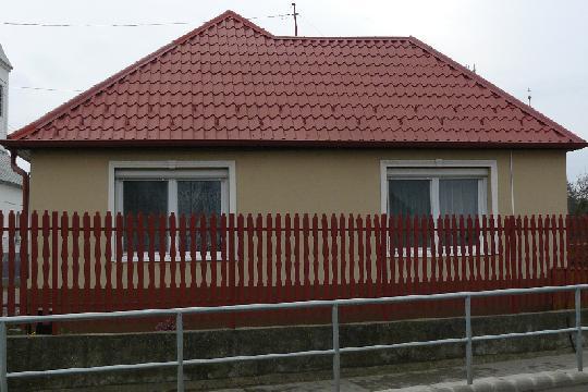 Kedvező utcaképi megjelenést biztosít.