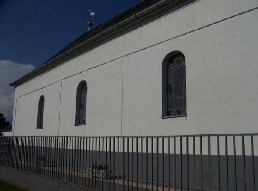 Az egyház 1791-ben indult anyakönyve tudósít arról, hogy a gyülekezetnek 1971-ben fából épült imaháza volt, amely leégett.