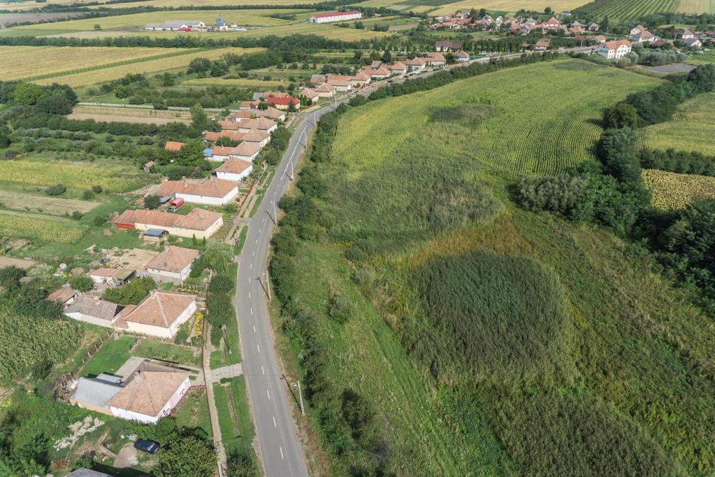 Fülpösdaróc - TAK A Holt-Szamos partja mellett elterülő pár utcás település sziluettje viszonylag szabályos alaprajzú, alacsony lakó- és középületei
