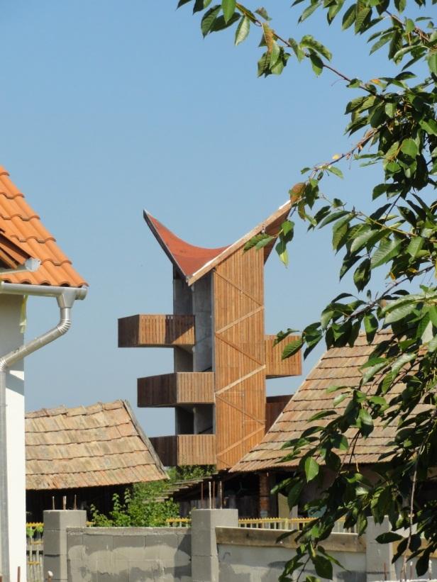homlokzati arculat kialakításának. A tető héjalása és a telekhatáron álló kerítés azonos színvilágot képvisel. A homlokzat világossága pedig frissíti az épület karakterét.