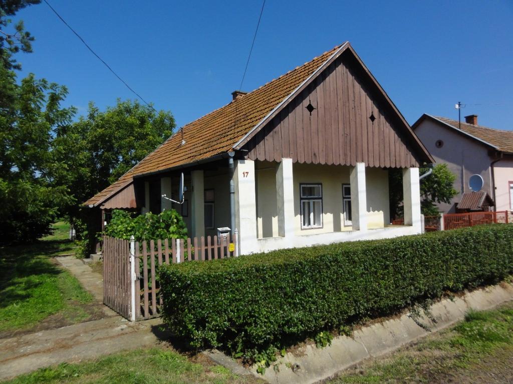 Az épületen a népi építészet stílusjegyei fedezhetőek fel.