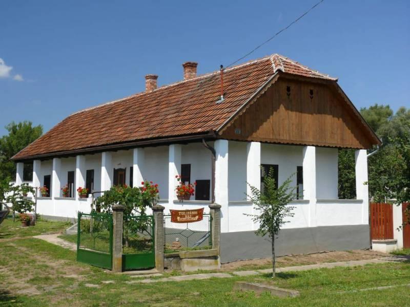 Fülpösdaróc - TAK 49 Kitekintés - néhány jó példa helyben alkalmazható sajátos épületre, építészeti részletre Jelen munkarészben olyan épületekre, épületrészekre láthatunk jó példákat, melyek a