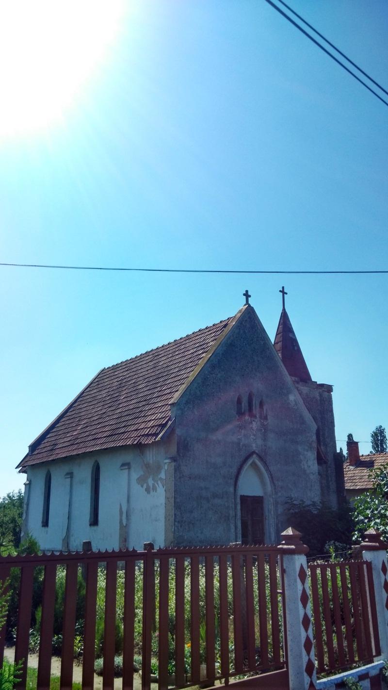 Teteje kerámia cserép és lemezfedés borítást kapott. A templomtorony más szakrális épületekkel ellentétben nem égbetörő, az az épület nyugati oldalán került kialakításra.