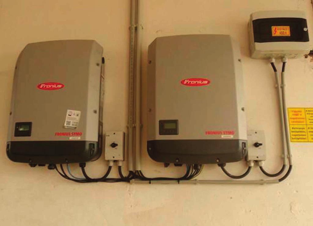 134 Elektrotechnikai alapismeretek Az inverternek a napelemekkel előállíto egyenfeszültségből 50 Hz frekvenciájú, szinuszos jelalakú, a hálóza al szinkronizált (azonos fázishelyzetű)