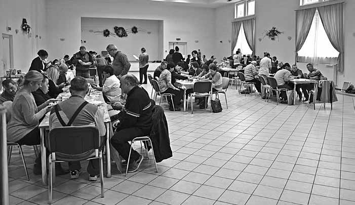 16 OSVETÁR NÉPMŰVELŐ 2016/2 Maľujú, modelujú, tvoria IV. ročník tvorivosti ŽITNOOSTROVSKÉ OSVETOVÉ STREDISKO /ZRIA- ĎOVATEĽ TTSK /V PRVÝ OKTÓBROVÝ TÝŽDEŇ T.R. SPUSTILO SERIÁL TVORIVÝCH STRETNUTÍ TALENTOVANÝCH KLIENTOV SOCIÁLNYCH ÚS- TAVOV Z CELÉHO OKRESU S RENOMOVANÝMI VÝTVARNÍKMI.