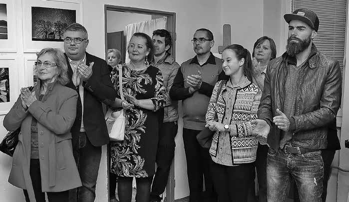 NIE SÚ TO PROFESIONÁLI SO ZVUČNÝMI TITULMI Z UMELEC- KÝCH ŠKÔL, ALE ICH PRÁCA JE PRO- FESIONÁLNA A ZVUČNÁ. MOŽNO AJ PRETO SÚ ICH FOTOGRAFIE TAKÉ KRÁSNE, LEBO SA NIMI NEMUSIA ŽIVIŤ.
