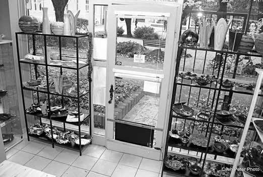 Mert kerámiáin - mint például a bögréken, csészéken, tálakon, tányérokon és vázákon kívül nem mindennapi kerámiákat is készít, amelyek kiegészítik belső és külső tereinket.