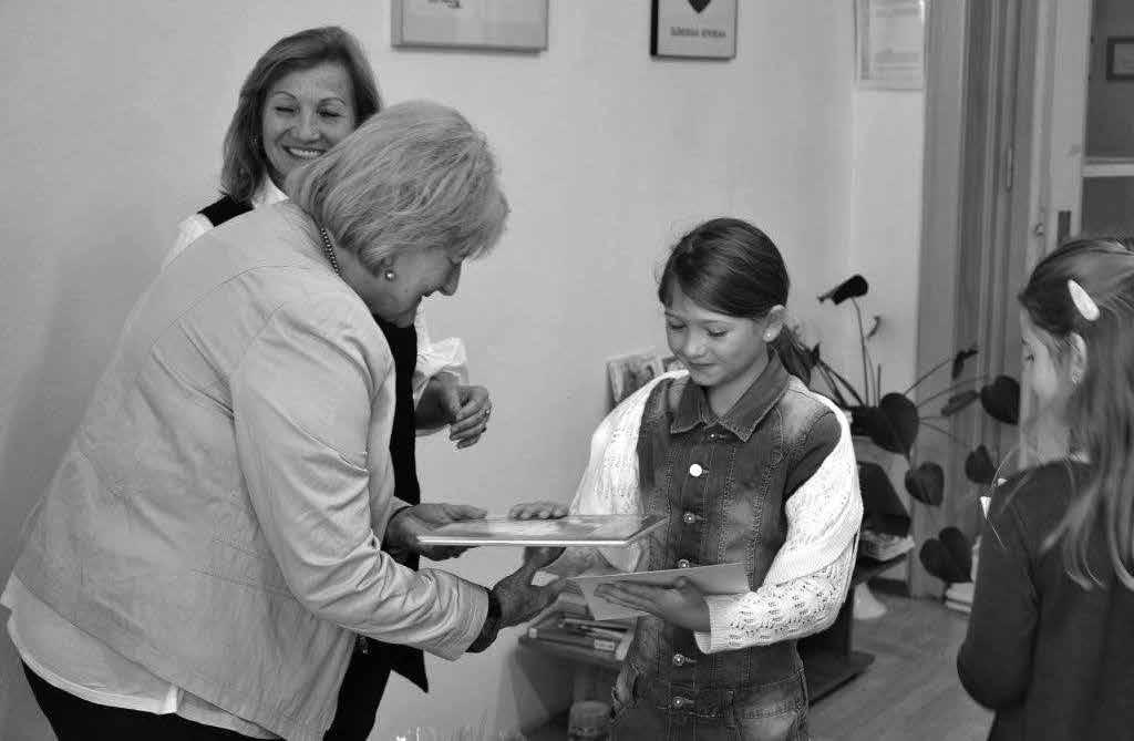 8 OSVETÁR NÉPMŰVELŐ 2016/2 Miesto pre rozprávku Okresná súťaž v umeleckom prednese ROK JOZEFA MILOSLAVA HURBANA Spoločná fotografia súťažiacich - A verseny résztvevői Dňa 27. IX.