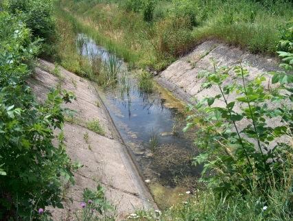 33,83 m, felülete 447 m 2 ; becsült költsége (nettó 500.000 Ft/m 2 fajlagos költséggel becsülve) 223 millió Ft.