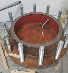 Telítetlen talajok jellemzőinek vizsgálatára alkalmas laboratóriumi berendezés fejlesztése nyomásig.