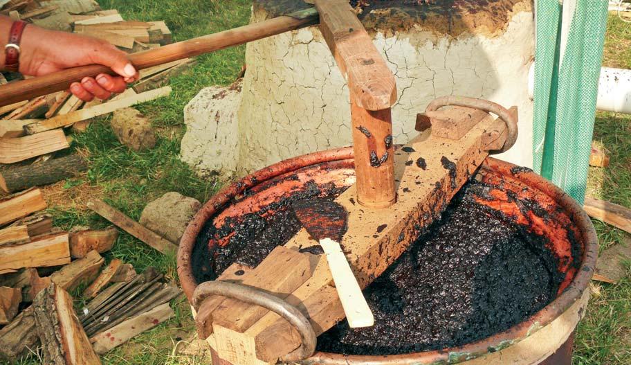 A lekvárfőzés előtti napon szedik le a szilvát. A szilvafa alá ponyvát terítenek és hosszú rudakkal verik le az érett gyümölcsöt. Ezután következik a tisztítás (palolás), a mosás és a válogatás.