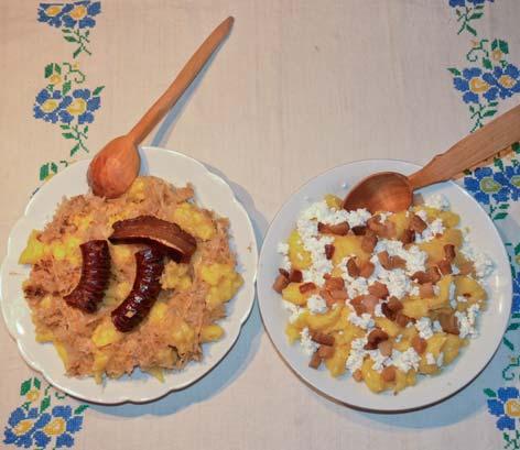 A zöldségeket a fűszerekkel 3 liter vízben felforraljuk és a tésztát is ebbe tesszük főni.