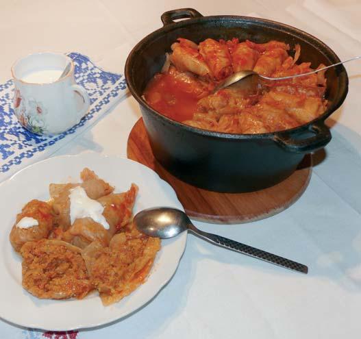 Málékásával (tengerikásával) töltött káposzta Hozzávalók: 1 kg málékása (kukoricakása), 1,5 kg füstölt hús, 20 dkg füstölt szalonna, 2 fej vöröshagyma, 2 evőkanál sós darált paprika, 2 fej savanyú
