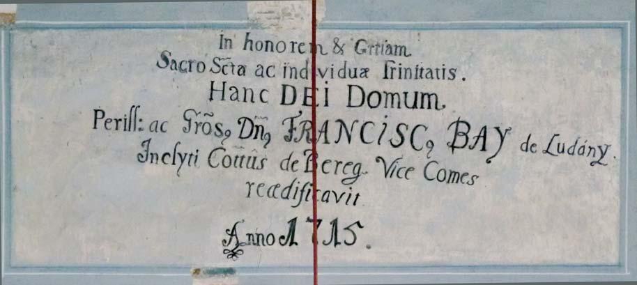 A nyugati hajóteret fakarzat foglalja el. A csúcsos diadalív fölött az 1715-ös évszám olvasható.