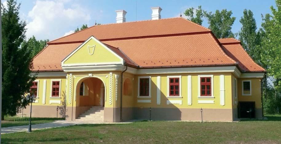 századi, a berendezés, köztük a kő szószék faragott hangvetővel XVIII. századi, népies barokk díszítésű.