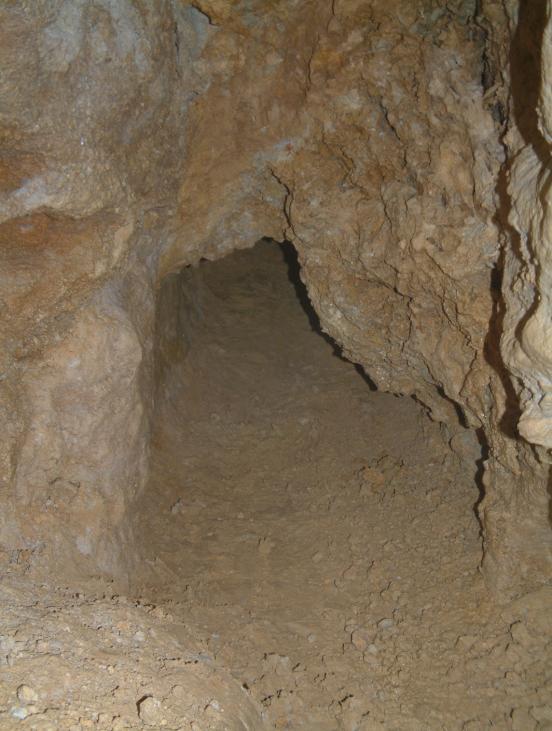 A Hat barát-folyosó szűkülete Fiatal sztalaktitok Hat barát-folyosó A folyosó ÉNy felé haladó 18 m hosszú szakasza 1,2 1,4 m-esre szélesedik, a