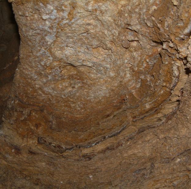 egyre szűkülő gömbfülke-sor alkotja, melynek 60 cm-esre szűkülő végpontjának bontásával a talpat kitöltő agyagkitöltés süllyesztésével 2011 júniusában, néhány kisebb, köztes bontással sikerült