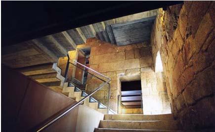 A historizáló építészetet és a klasszikus helyreállításokat ( parador clásico ) felváltva, folyamatosan alakult ki a rehabilitációk saját építészeti nyelvezete ( parador innovador ), 307 és ezzel a