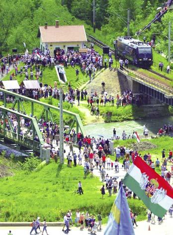 A sze - relvényen idegen vezetők mesélnek a látni va lókról, magyar és székely nép ze - nével szórakoztatja az utasokat a vonat ze ne kara, a két étterem kocsiban meleg és hideg ételt szolgálnak fel