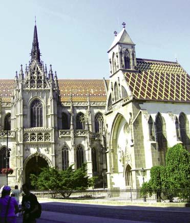 A sza bad té ri szentmi se után érdemes felkeresni a Cso da té võ Szûz Má ria szob rot a szé kes egy ház ban) - Csík sze reda (sza- bad idõ) - Hargita hegység - szál lás Székelyud var - hely