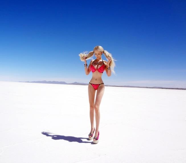 Human Barbie - a fiatal lány azzal akar saját karriert csinálni a világhálón, hogy amúgy is elég babaszerű megjelenését még barbie-sabbra" formálja.
