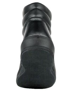 Aszfaltozó lábbeli 12-es kapliszélesség, mely a széles lábfejjel rendelkezőknek is kényelmes viselet. Kompozit védőkapli 200J erőhatás ellen. Hőszigetelő, könnyű (50g) és ellenálló.