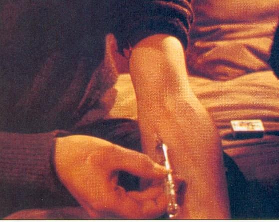 Heroin: A heroint a mák gubójából vonják ki. A heroinból a szervezetben morfin képződik. Színe fehér vagy egészen világos barna (beige).