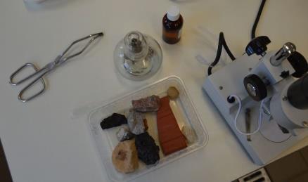 mondatot! A kőzetek nem éghetőek, olvadási hőmérsékletük 1000 C-nál is magasabb.