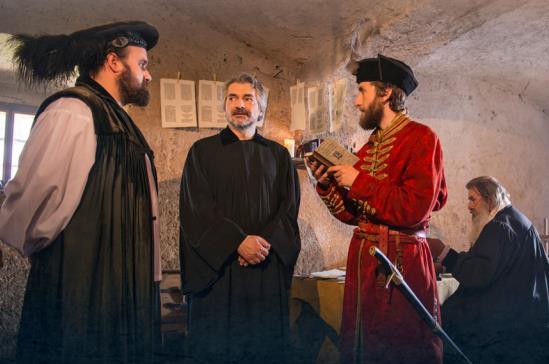 Filmjelenet a Könyv születik Alsólendván című filmből balról Hoffhalter Rudolf vándornyomdász, középen Kultsár György prédikátor, jobbról gróf Bánffy Miklós (forrás: RTV Slovenija Magyar Műsorok