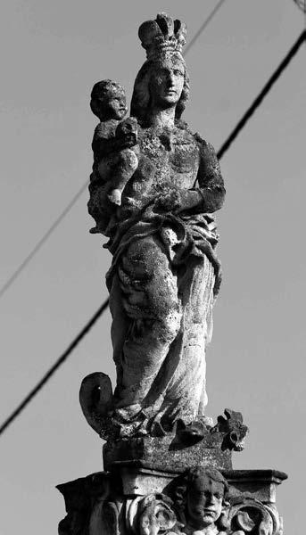 Immaculata-szobor (Szeplőtelen Szűz Mária), melyet egykor ők állíttattak beketfai kastélyuk közelében. A pozsonyi várjobbágyok leszármazottai közül Mórocz Péter és fia Antal nyertek nemességet I.