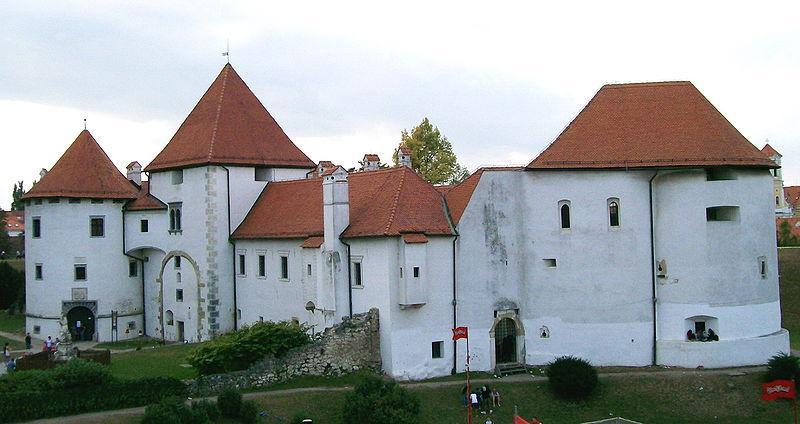 107 jölius 8-án, Budán keltezett oklevelében. 105 A város érdekében talán maga Janus Pannonius emelt szñt, hiszen ugyanebben az évben adományozta meg a király a pécsi püspôkôt is érdemeiért.