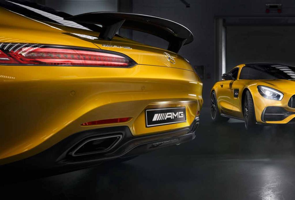 56 AMG Aerodinamika csomag. Lehet még fokozni a sportosságot? Igen, például a nagyobb méretű, matt fekete első légterelővel, amely az első keréknyílásokon látható flics-ekig fut.