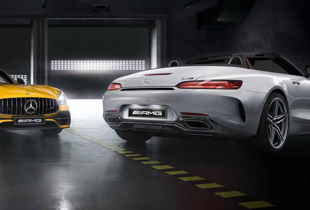 A Mercedes-AMG GT R és a Mercedes-AMG GT C Roadster esetén a küszöbborítások betétjei, továbbá a Mercedes-AMG GT R-nél exkluzíven a hátsó légterelő is karbonból készültek.