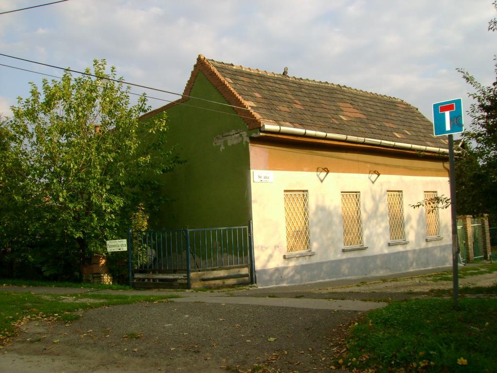 Hollai Ferenc visszaemlékezése, 2007. július 11-én, a lakásán. Keresztes Sándor saját visszaemlékezése, 2004. április 8. Keszthelyi Ferenc visszaemlékezése káplán éveire.