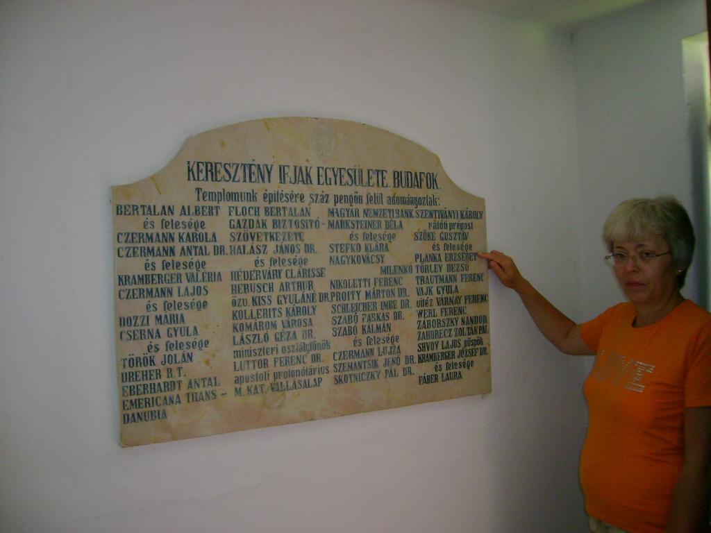 emlékét.