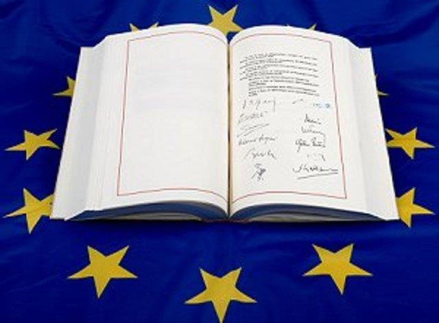 Egységes Európai Okmány (1986) Első átfogó módosítás Cél és eszközök: 1. Valódi belső piac megvalósítása és intézményi reformok 1. Minősített többségi döntéshozatal megerősítése Tanácsban 2.