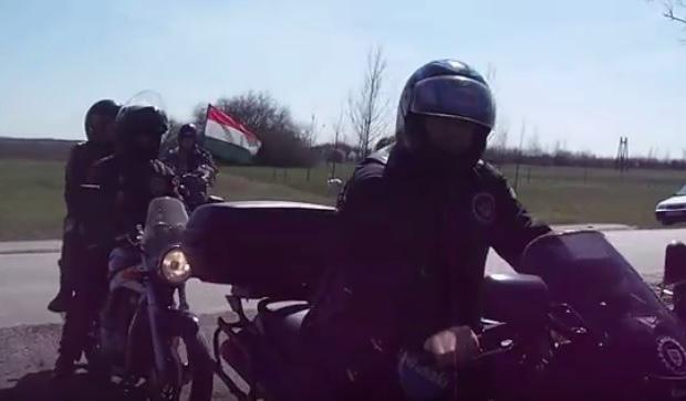 Antiszemita gyűlöletcselekmények 2016. április zárta a ravatalnál tartott megemlékezést, miközben könnyeivel küszködött: Gyermekein nemzetünk és a haza védelmében minden eszköz megengedhető!
