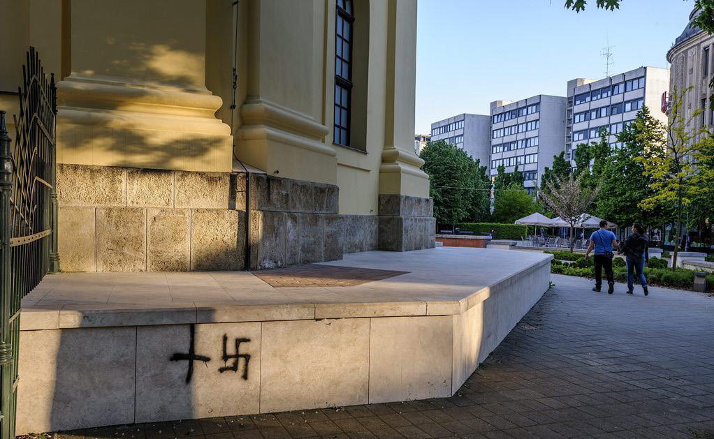 Semsei László, a cikk írója szerint a másfél órás előadás után Schuster kijelentette, szurkol a Jobbiknak, hogy hiteles tudjon maradni, és ne morzsolódjon fel úgy, mint a MIÉP.