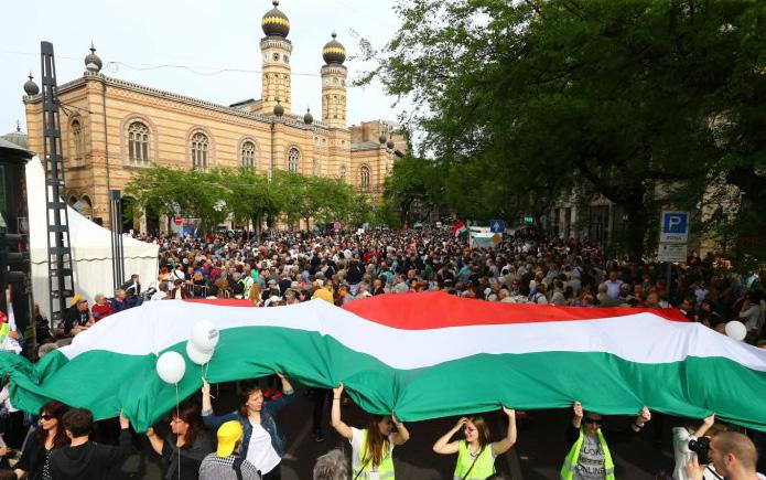 Antiszemita gyűlöletcselekmények 2016. április visszavette korábban kizárt tagjait, három kivétellel.