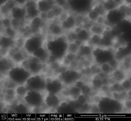A felszín 2 μm-es nagyítása még inkább erről árulkodik, az 23. ábrán látható sávok közül a legnagyobb kb 2µm hosszú, és kb 0,4 µm széles.