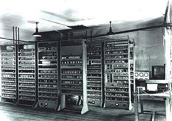 1945-ben a cambridge-i egyetemen (Anglia) elkészült az első elektronikus, tárolt programú számítógép, az EDSAC (Electronic Delay Storage Automatic Computer), mely