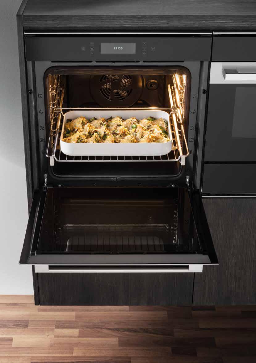 légkeverés) Tartozékok: 1db zománcozott sütőtepsi, 2 grillrács, Forgónyárs FT 95VC.