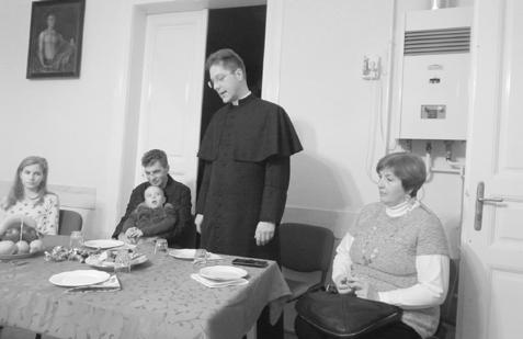 A családok bemutatkozása után adventi énekekkel és versekkel tették a vendéglátók igazán hangulatossá az együttlétet.